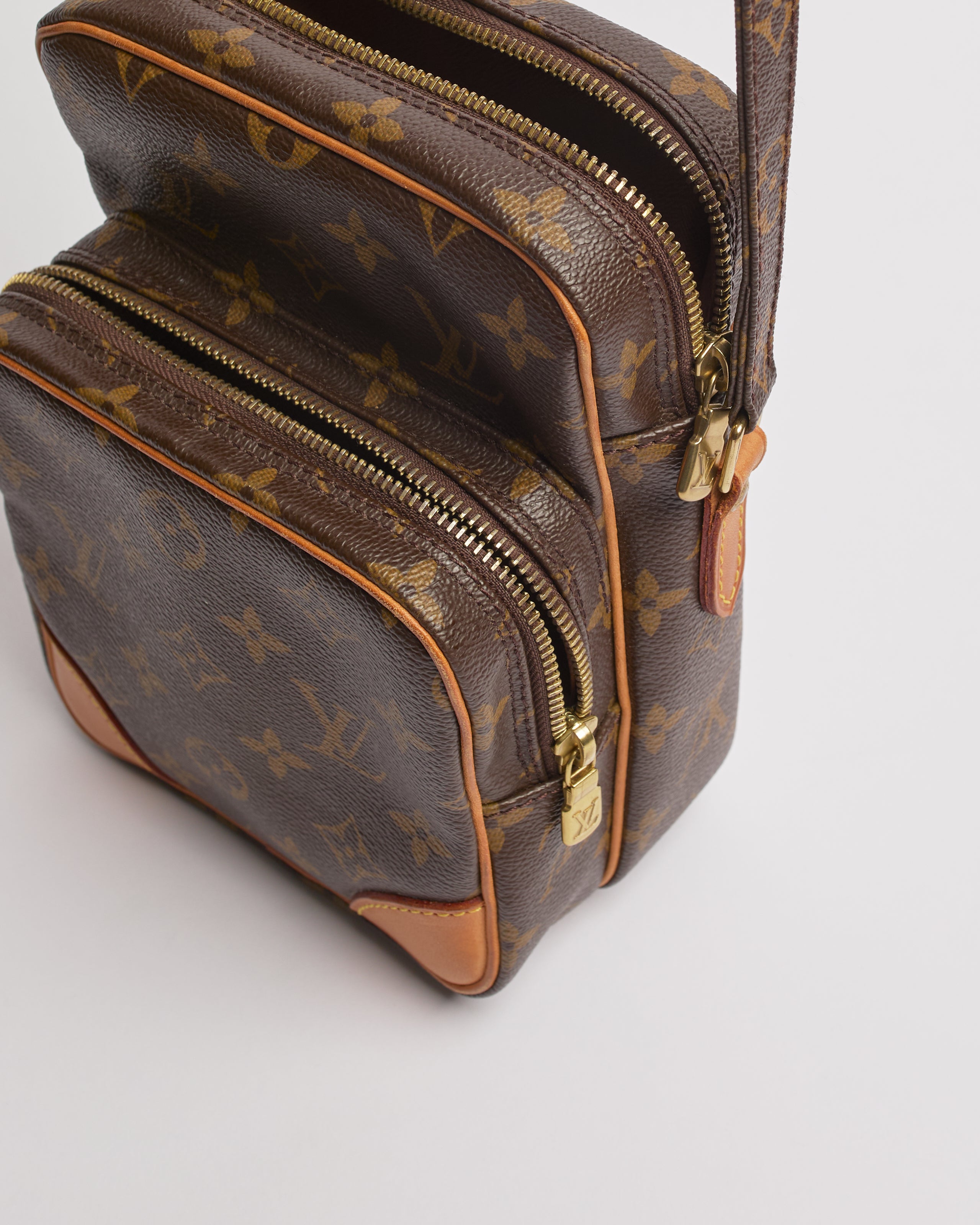 LOUIS VUITTON 2009 AMAZON CROSS BODY BAG